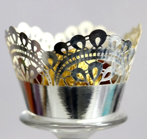 Vista macro della decorazione per cupcake in argento traforato con motivi pizzo al laser