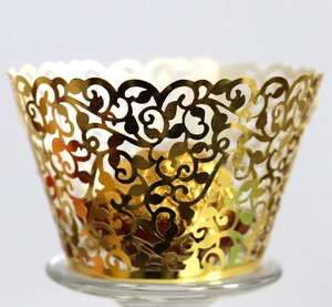 Eleganter goldener lasergeschnittener Cupcake-Einwickler mit filigranem Blumenmuster