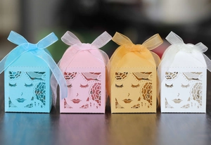 Boîtes cadeaux roses découpées au laser en bleu rose or et blanc avec ruban organza