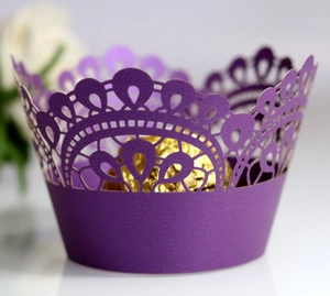 Elegante pirottino per cupcake viola tagliato al laser con motivo floreale traforato