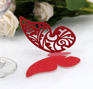 Détail de marque-place papillon 3D rouge découpé au laser pour décoration de mariage