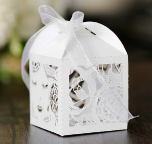 Boîte cadeau ajourée au laser avec motif de rose et ruban pour faveurs de mariage