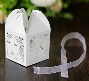 Boîte cadeau blanche ajourée au laser avec motifs de roses et ruban de soie assorti