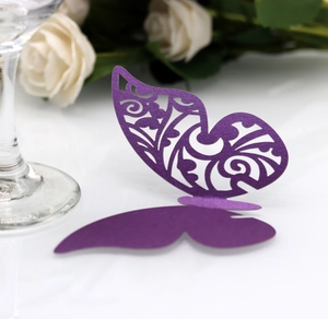 Papillon en papier violet découpé au laser avec motifs pour décor de mariage chic