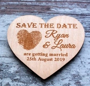 Cœur en bois personnalisé Save the Date avec gravure laser sur fond de bois rustique bleu