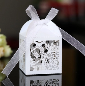 Détail de la boîte à bonbons blanche découpée au laser avec ruban en organza élégant