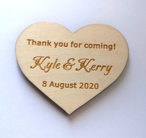 Détail macro d'étiquette de mariage en bois gravée au laser avec texte personnalisé