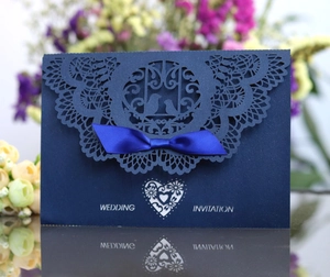 Προσκλητήριο γάμου navy blue laser cut με σατέν φιόγκο και λουλουδάτο σχέδιο