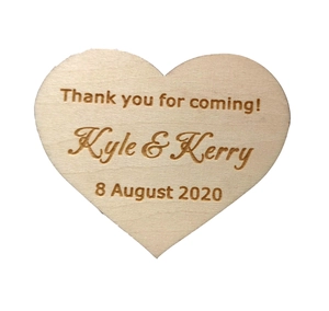 Étiquette de mariage en bois en forme de cœur avec gravure laser personnalisée