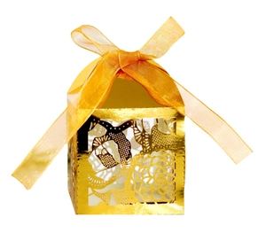 Détail boîte à bonbons dorée découpée au laser avec nœud en ruban organza orange