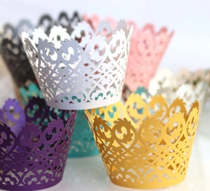 Dettaglio macro di pirottini per cupcake tagliati al laser con eleganti motivi in pizzo
