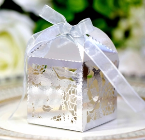 Boîte à bonbons argentée découpée au laser avec motif de rose et nœud en ruban bleu
