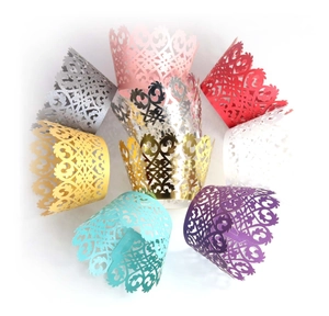 Involucri per cupcake intagliati al laser in vari colori per decorazioni nuziali eleganti