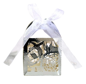 Détail du motif de rose argentée découpée au laser sur boîte cadeau avec ruban organza