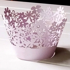 Pirottini per cupcake in carta viola chiaro tagliati al laser per feste di matrimonio
