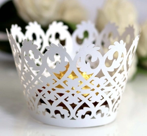 Macro di pirottini bianchi per cupcake tagliati al laser con motivi decorativi