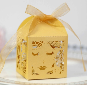Boîte à bonbons jaune avec découpe laser élégante et ruban en organza pour mariage et fêtes