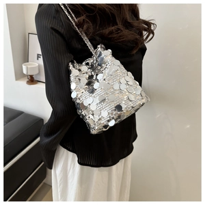 Détail du sac seau à paillettes argentées avec grands disques et bandoulière en chaîne