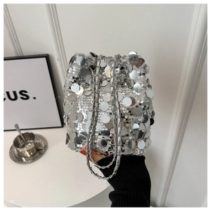 Détail du sac seau à paillettes argentées avec bandoulière chaîne et cordon serrage