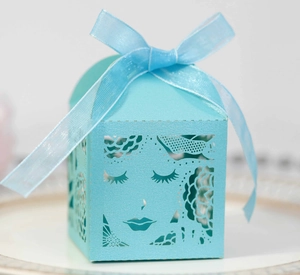 Vue détaillée des motifs floraux découpés au laser et ruban sur boîte cadeau bleu clair