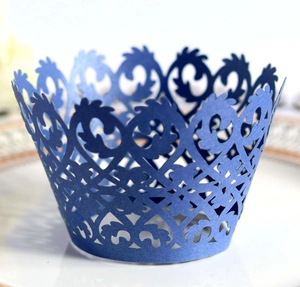Pirottini per cupcake viola con intaglio laser a motivi di vite su un piatto dal bordo oro