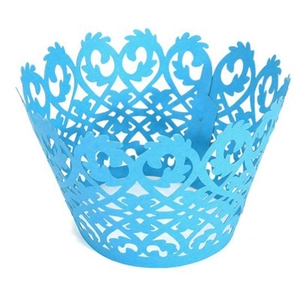 Dettaglio del pirottino per cupcake blu cielo tagliato al laser con motivi in pizzo