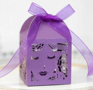 Boîte cadeau violette découpée au laser avec motif de rose et élégant nœud en ruban