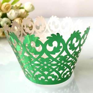 Dettaglio del pirottino per cupcake verde brillante tagliato al laser con pizzo