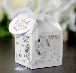 Boîte de mariage découpée au laser avec motif floral et étiquette de remerciement
