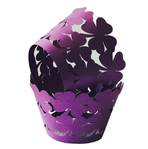 Caissettes à cupcakes violettes découpées au laser avec motif dentelle trèfle à quatre feuilles