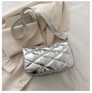 Détail du sac argenté matelassé avec coutures en losanges et bandoulière réglable