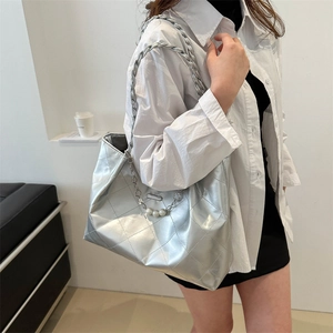 Quilted silver tote bag with pearl chain decoration for stylish commuting and casual use