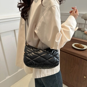 Sac à épaule matelassé noir chic avec grand motif en losange et bandoulière en cuir
