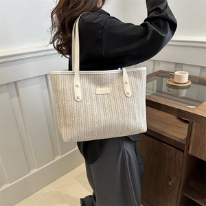 Sac fourre-tout en paille avec anses blanches et tissage chevron pour l'été