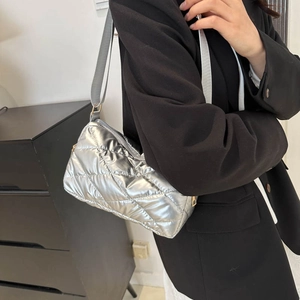 Sac à bandoulière matelassé argenté métallisé au design moderne style puffer