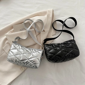 Sacs portés épaule matelassés en argent et noir brillant avec motif à losanges chic