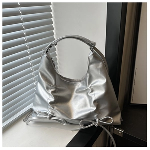 Dettaglio borsa hobo argento con doppi fiocchi in nastro e chiusura lampo elegante