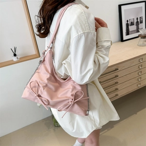 Borsa tote rosa con fiocco, tracolla a catena e finitura in nylon liscio da donna