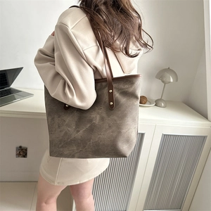 Brown vintage minimalist tote bag with large capacity and leather straps for women