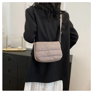 Vue arrière d'un mannequin portant un sac bandoulière matelassé marron clair tendance