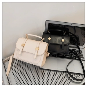 Mini borsa a tracolla vintage britannica in bianco crema e classica pelle nera