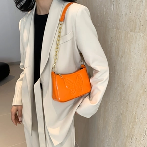 Sac à bandoulière orange vif tendance avec relief papillon et chaîne dorée élégante
