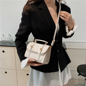 Piccola borsa a tracolla quadrata in pelle PU crema stile britannico con fibbie