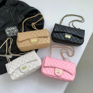 Sacs à bandoulière matelassés avec chaînes en beige, noir, blanc et rose élégants