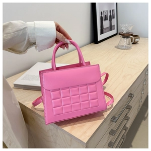 Dettaglio della borsa in pelle PU trapuntata rosa con manico e motivo a quadretti