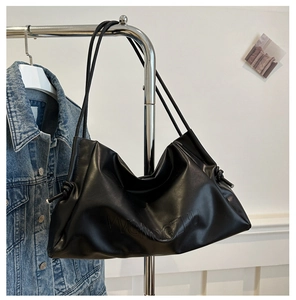 Detail of black pleated PU leather tote bag featuring embossed VIGNOGZHU lettering