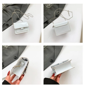 Vue détaillée du sac bandoulière en cuir verni blanc avec chaîne et structure interne
