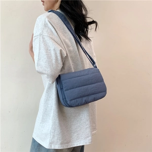 Sac bandoulière bleu matelassé style puffer avec sangle ajustable pour femmes