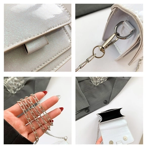 Détail du mini sac à rabat blanc scintillant avec chaîne argentée et fermoir magnétique