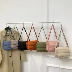 Sacs à bandoulière matelassés en sept couleurs sur un support pour un look décontracté